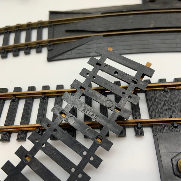 Vintage Tyco Atlas 15" & 18" HO Scale Train Tracks Power Box UNTESTED 25+ Pcs - Picture 7 of 9